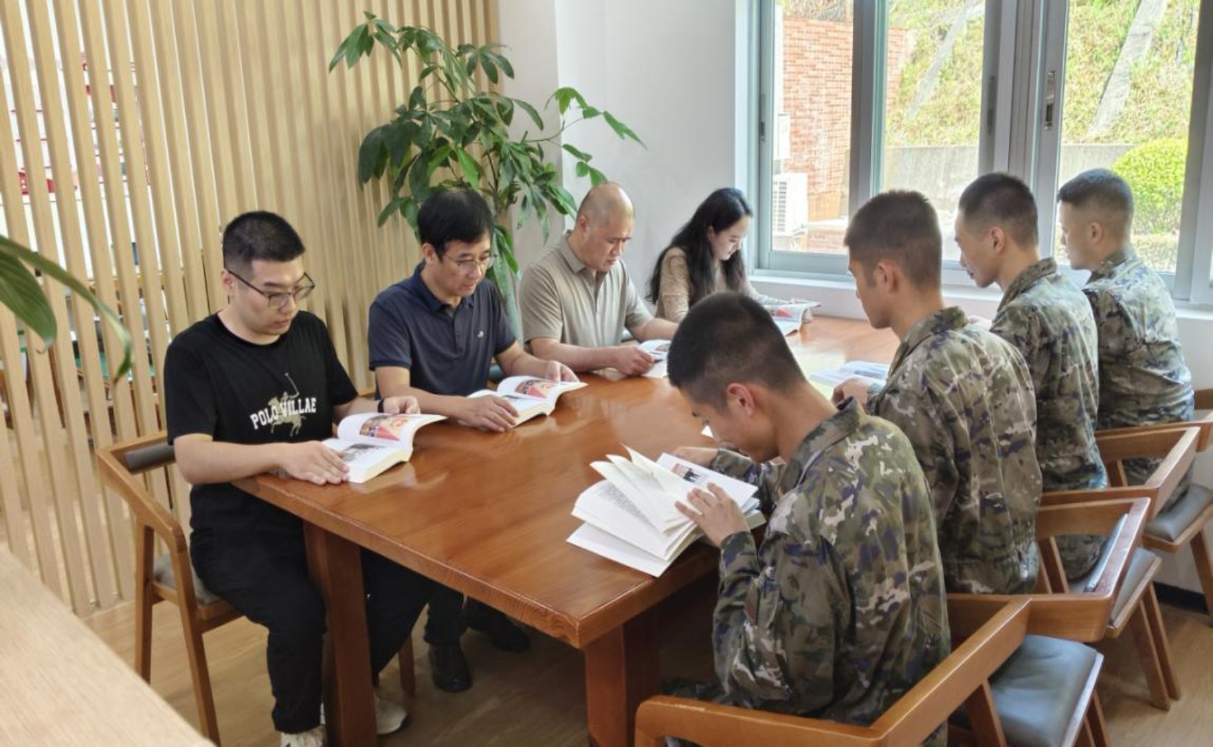 1760174170932067483.jpg 永春分公司與武警永春中隊(duì)共學(xué)《習(xí)近平談治國(guó)理政》第五卷1.jpg