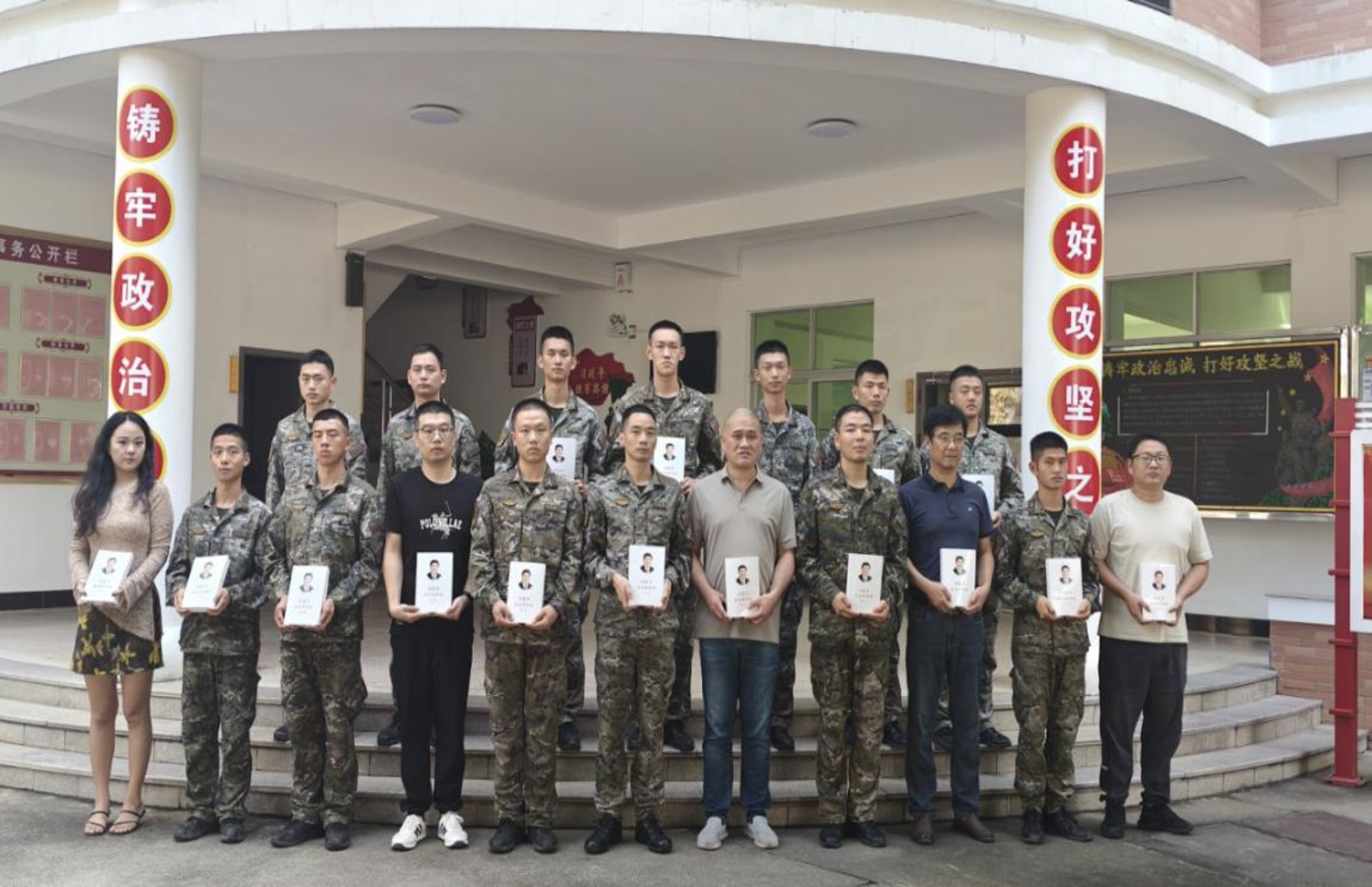 1760174179886087386.jpg 永春分公司與武警永春中隊(duì)共學(xué)《習(xí)近平談治國(guó)理政》第五卷2.jpg